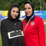 مدال نقره ایتالیا دور‌ گردن بانوی هوگوپوش ایرانی